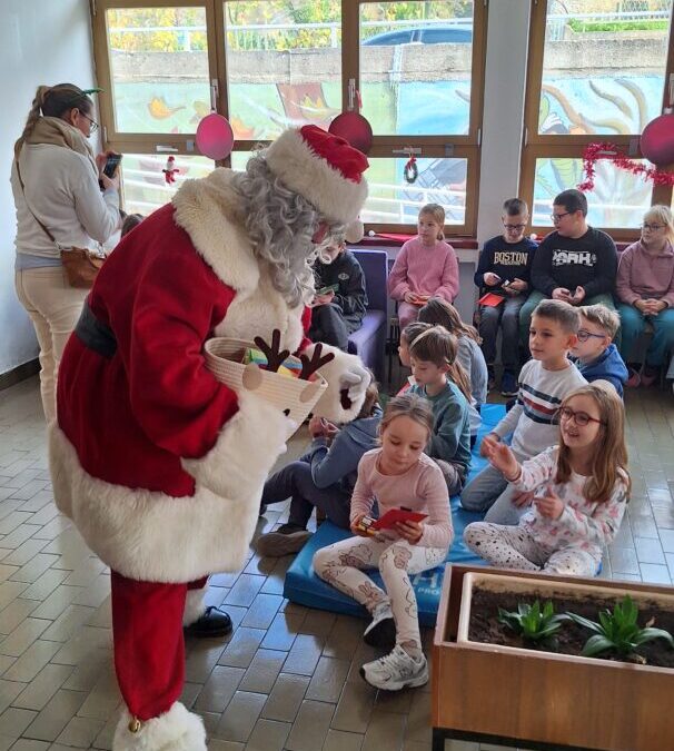 Posjet Djeda Božićnjaka u PŠ Zaton